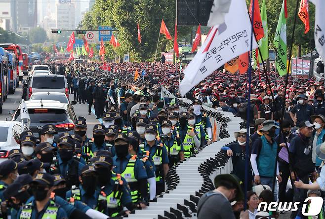 전국민주노동조합총연맹(민주노총) 소속 조합원들이 2일 오후 열린 '7.2전국노동자대회'에서 서울광장을 출발해 대통령집무실이 있는 삼각지역 인근에 도착하고 있다. 2022.7.2/뉴스1 © News1 구윤성 기자