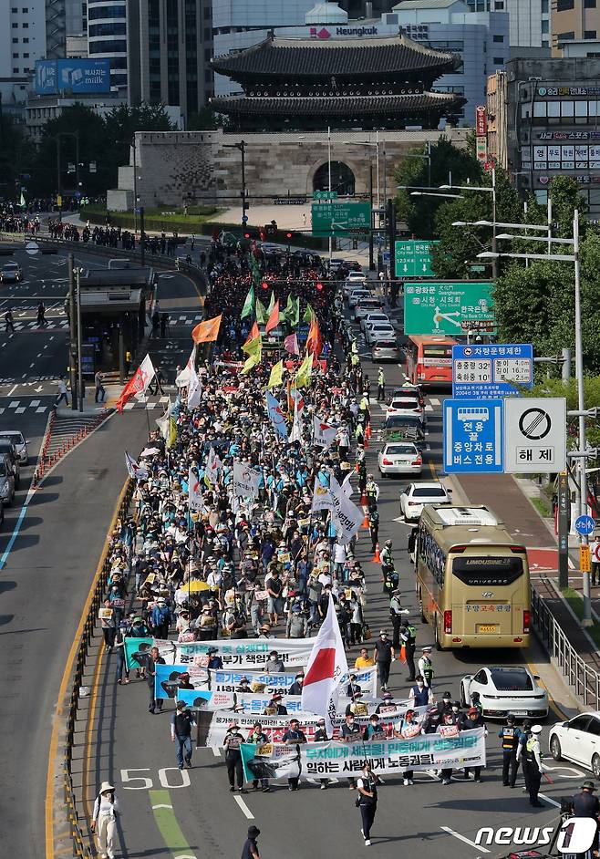 전국민주노동조합총연맹(민주노총) 소속 조합원들이 2일 오후 서울광장과 숭례문 일대에서 열린 '7.2전국노동자대회'에서 대통령집무실이 있는 삼각지역 방향으로 행진하고 있다. 2022.7.2/뉴스1 © News1 구윤성 기자