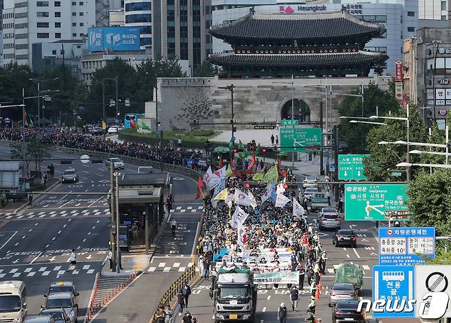 전국민주노동조합총연맹(민주노총) 소속 조합원들이 2일 오후 서울광장과 숭례문 일대에서 열린 '7.2전국노동자대회'에서 대통령집무실이 있는 삼각지역 방향으로 행진하고 있다. 2022.7.2/뉴스1 © News1 구윤성 기자