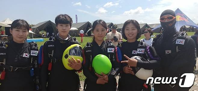 제45회 '세계군인강하선수권대회'(WMPC)에서 여군 '상호 활동'(4-Way Formation Skydiving) 부문 1위를 차지한 육군 특수전사령부 여군 팀 (WMPC) © 뉴스1