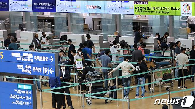 26일 인천국제공항 제1여객터미널 출국장 항공사 카운터가 여행객들로 북적이고 있다. 2022.6.26/뉴스1 © News1 구윤성 기자