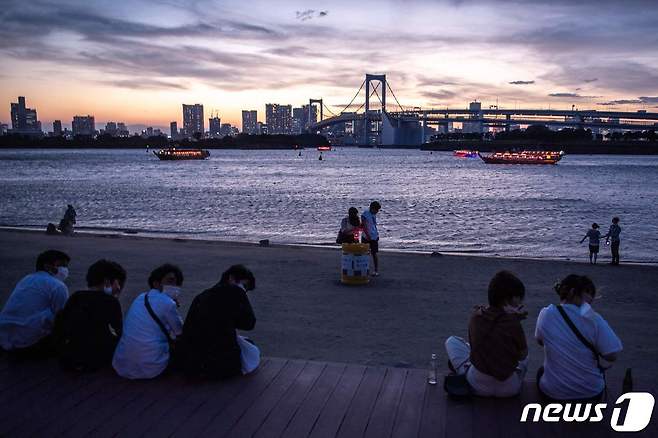 올여름 일본 열도에 폭염이 기승을 부리는 가운데 24일(현지시간) 오후 도쿄 오다비아 해상공원에 시민들이 나와서 더위를 식히고 있다. 2022.06.24 © AFP=뉴스1