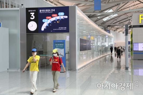 여름 휴가철 해외여행 수요가 늘고 있는 22일 인천국제공항 제1여객터미널 출국장 모습. /문호남 기자 munonam@