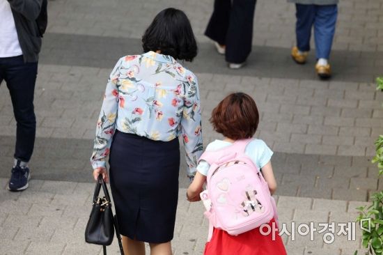 지난 5월13일 서울 시내 한 초등학교에서 학생들이 등교를 하고 있다./문호남 기자 munonam@