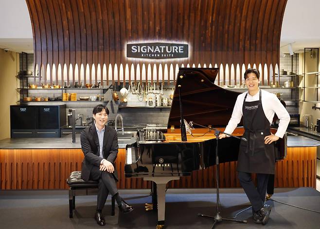 피아니스트 겸 작곡가인 이루마(왼쪽)와 셰프 오스틴강이 서울시 강남구에 위치한 시그니처 키친 스위트 청담 쇼룸에서 기념촬영을 하고 있다. /LG전자