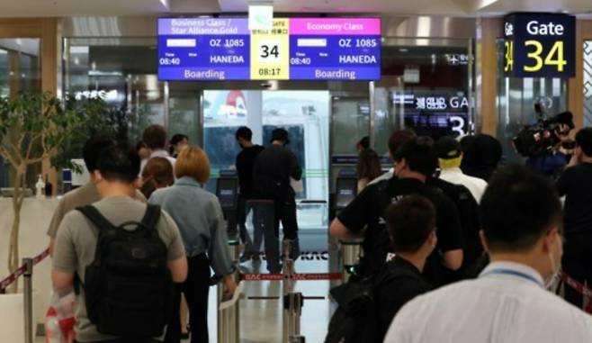 김포-하네다 항공노선 운항이 재개된 지난달 29일 서울 강서구 김포공항 국제선 탑승장에서 승객들이 여객기에 탑승하고 있다. 연합뉴스 제공