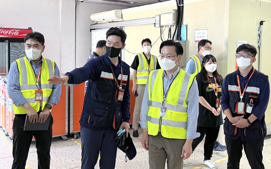 김이배(앞줄 왼쪽에서 세번째) 제주항공 대표이사가 지난 1일 현장 근로자 안전점검을 실시하고 있는 모습. <제주항공 제공>