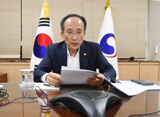 추경호 부총리 겸 기획재정부 장관이 지난 1일 서울 종로구 정부서울청사에서 재닛 옐런 미국 재무장관과 컨퍼런스콜을 하고 있다. <기획재정부 제공>