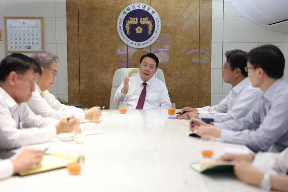 나토(NATO·북대서양조약기구) 정상회의 첫 순방을 마친 윤석열 대통령이 지난 1일 스페인 마드리드에서 성남 서울공항으로 돌아오는 공군 1호기 기내에서 참모들과 회의를 하고 있다. (대통령실 제공) /사진=뉴스1