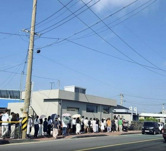 이상순이 운영하는 제주 카페에 입장하기 위해 늘어선 줄. /사진=SNS