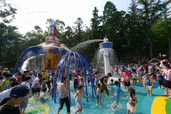 부산진구 어린이대공원 내 위치한 공공형 놀이공원에서 어린이들이 물놀이를 즐기고 있다.