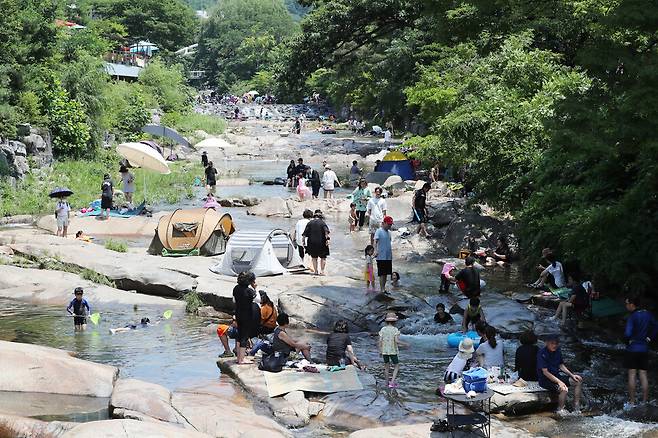 장마 뒤 찾아온 폭염을 맞이한 3일 오후 안양예술공원 계곡을 찾은 시민들이 물놀이를 하며 더위를 식히고 있다. 신소영 기자