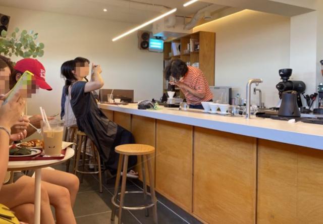 이상순이 1일 제주에서 연 카페에서 직접 커피를 내리고 있다. 독자(@Bloomingjeju) 제공