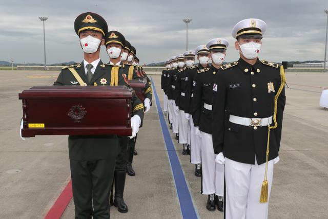지난해 9월 2일 오전 인천국제공항에서 제8차 중국군 유해 인도식이 진행되고 있다. 국방일보 제공