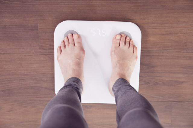 다이어트 효과를 높이려면 되도록 매일 체중계에 올라 자신의 무게를 재보는 게 도움이 된다./사진=클립아트코리아