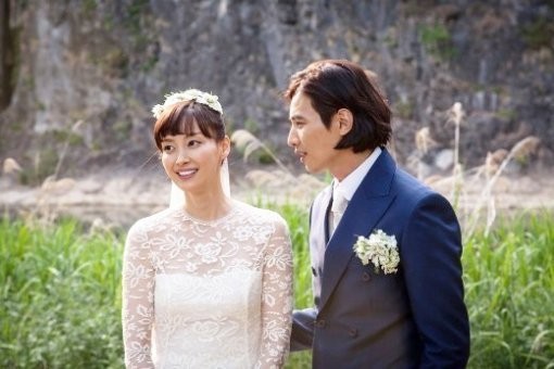 In the last week of June, actors Son Ye-jin and Hyun Bin reported on pregnancy in three months of marriage.Along with this, the news of the past pregnancy of top actor couple Won Bin and Lee Na-young was also reexamined.On the 27th, Son Ye-jin reported on the news of the pregnancy through his instagram, New life has come.I am still stunned, but I am feeling every day because of the change of my body in worry and excitement, he said.I am so grateful, but I am so careful that I have not been able to tell the people around me yet, he said. We will tell the fans who are waiting for this news as much as we are, before it is too late.I will protect your precious life. I hope you will be healthy and keep things that you have to keep in your life. Earlier, the news was that the news was pregnancy. The netizens speculated about his pregnancy, saying, Son Ye-jin in a dress looks like his stomach is a little out.But at the time, the agency denied: Its not true; if theres anything good, well let you know first. In the next month, Son Ye-jin revealed the pregnancy fact himself.Son Ye-jin, who posted a marriage ceremony with actor Hyun Bin on March 31st.The two men, who had a relationship with the movie Negotiations, once again breathed smoke in the drama The Incident of Love.At the time of the announcement of the marriage, Son Ye-jin said,  (Hyun Bin) is the person who will share the rest of my life.Hyun Bin also said, I promised her that she would always laugh at me. I will walk with her future days, and Jung Hyuk and Seri in the work will take a step together.In 2015, before the relationship between Hyun Bin and Son Ye-jin, Won Bin and Lee Na-young also reported on the news of pregnancy in three months of marriage.He added, Both of them thanked me for the many blessings they gave me.Won Bin and Lee Na-young, who started their public love affair in 2012, held a secret marriage ceremony at Jeongseon, Gangwon Province.Since then, the two have held a healthy son in their arms in December of the same year.iMBC  Photos TvN, MS Team Entertainment, Eden Nine