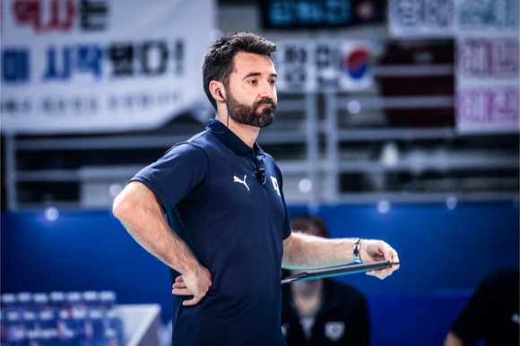 한국 여자배구 대표팀의 사령탑 세자르 에르난데스 곤살레스 감독. [사진=국제배구연맹(FIVB)]