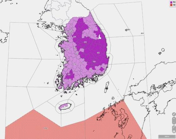 3일 오후 3시 전국 대부분 지역엔 폭염 특보가, 제주도 남쪽 바깥 먼바다와 남해 동부 바깥 먼바다엔 태풍 특보가 내려졌다. 기상청