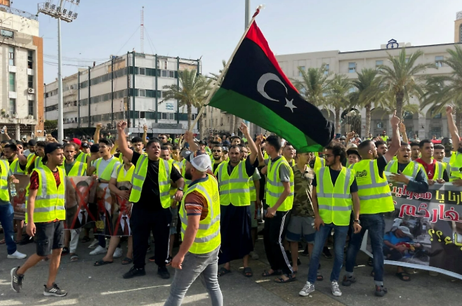 리비아 서부 도시 트리폴리 순교자광장에서 1일(현지시간) 잦은 정전과 고물가에 항의하는 반정부 시위가 열리고 있다. 트리폴리|로이터연합뉴스