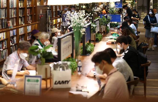 피서지가 된 서점 한낮 최고기온이 33도까지 치솟은 3일 더위를 피해 서울 종로구의 한 대형서점을 찾은 시민들이 책을 읽고 있다. 연합뉴스