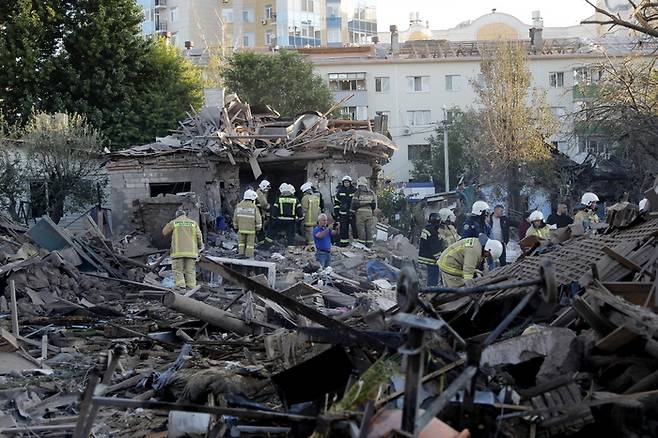 러시아 벨고로드의 주택이 파괴된 현장에서 3일 소방당국이 구조작업을 벌이곻 있다. /TASS연합뉴스