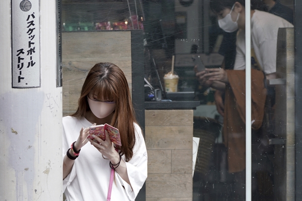기사 내용과 무관한 자료사진. 일본 도쿄 시민이 지난해 9월 30일 시부야구에서 스마트폰을 확인하고 있다. AP뉴시스