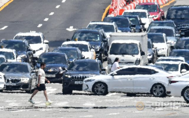 3일 서울 강남구 영동대로에 피어난 아지랑이로 횡단보도가 잘 보이지 않고 있다.