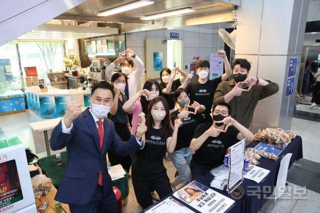 서울 오륜교회(김은호 목사) 램넌트 청년국 성도들이 지난달 교회 내 각 공간에서 진행된 플리마켓에서 탈북민 목회자들을 돕기 위해 후원 물품을 판매하며 기념촬영을 하고 있다. 오륜교회 제공