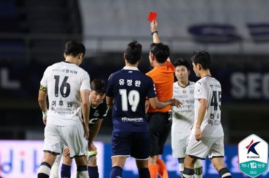 퇴장당하는 서울 이랜드의 이동률
[한국프로축구연맹 제공]