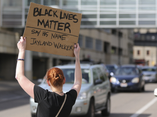 2일(현지시간) 미국 오하이오주 애크런 시청 앞에서 한 시민이 경찰의 흑인 사살 사건에 대한 항의 시위를 벌이고 있다. 연합뉴스·UPI