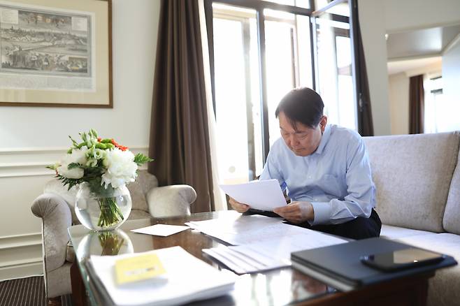 대통령실은 북대서양조약기구(NATO.나토) 정상회의에 참석한 윤석열 대통령이 스페인 마드리드 시내에 위치한 호텔에서 자료를 검토하는 사진을 3일 공개했다. [연합]