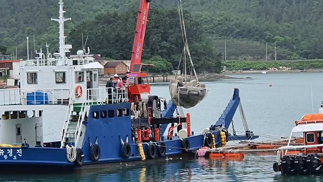 조유나 양 가족이 탄 승용차가 바다 위로 인양되고 있다. 서인주 기자