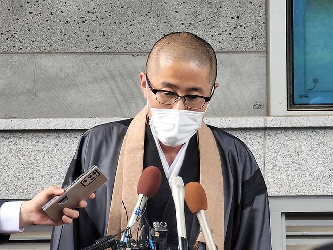 일본 대마도 관음사 측 다나카 세쓰료(田中節竜) 주지스님이 15일 재판이 끝난 뒤 법원 건물 앞에서 인터뷰를 진행하고 있다. *재판매 및 DB 금지