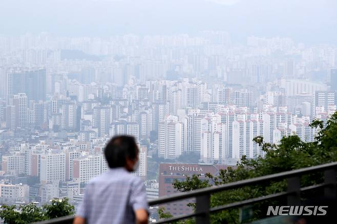 [서울=뉴시스] 조성우 기자 = 서울 중구 남산에서 시내 아파트 단지가 내려다보이고 있다. 2022.06.26. xconfind@newsis.com