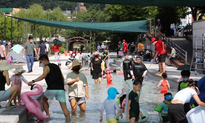 2일 오전 서울 송파구 성내천 물놀이장을 찾은 가족단위 나들이객들이 물놀이를 하며 더위를 식히고 있다. 뉴시스