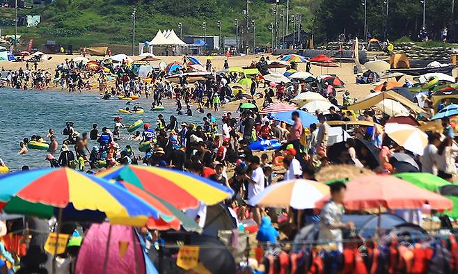 연일 이어지는 폭염특보 속에 더위를 식히려는 피서객들로 3일 속초 해수욕장이 붐비고 있다. 연합뉴스