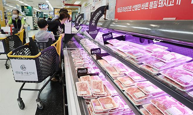 쇠고기, 돼지고기, 닭고기, 계란 등 단백질을 공급하는 필수 식재료의 가격이 큰 폭으로 오른 가운데 3일 서울의 한 대형마트를 찾은 시민이 축산물 코너에서 제품을 살펴보고 있다. 이재문 기자