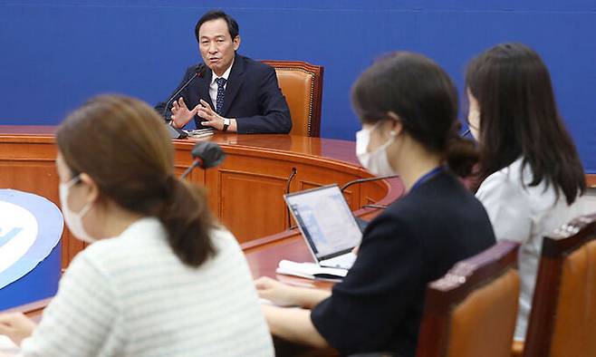 기자간담회 더불어민주당 우상호 비상대책위원장이 3일 서울 여의도 국회에서 열린 기자간담회에서 발언하고 있다. 남제현 선임기자