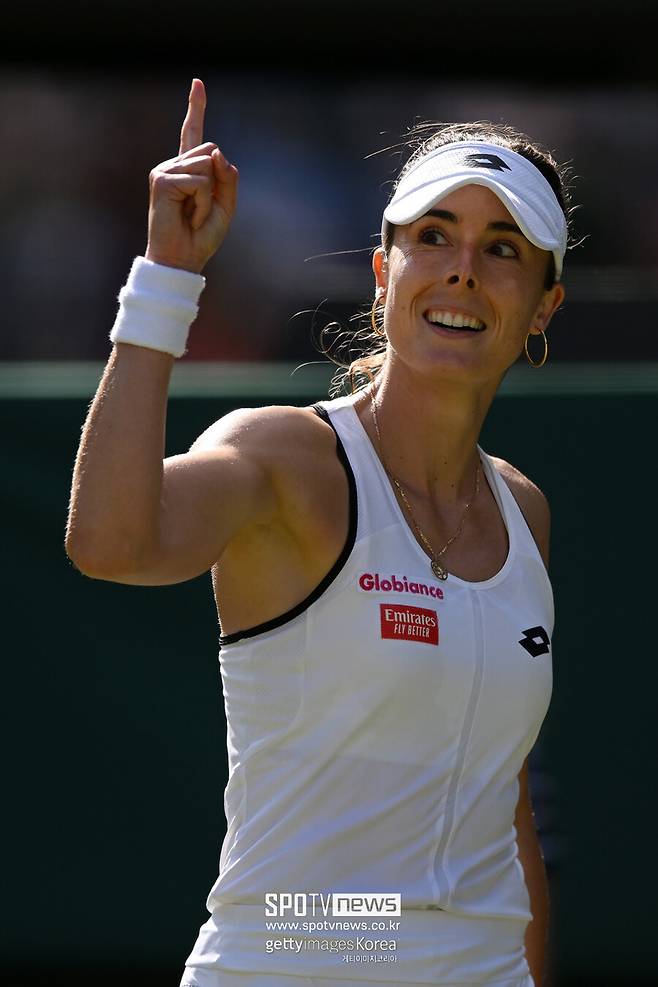 ▲ 2022년 윔블던 여자 단식 3회전에서 득점을 올린 뒤 미소짓는 알리제 코르네