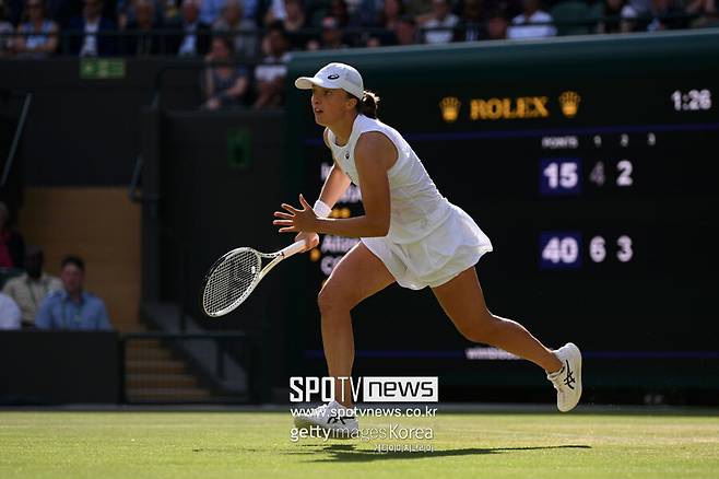 ▲ 2022년 윔블던 여자 단식 3회전에서 경기를 펼치고 있는 이가 시비옹테크