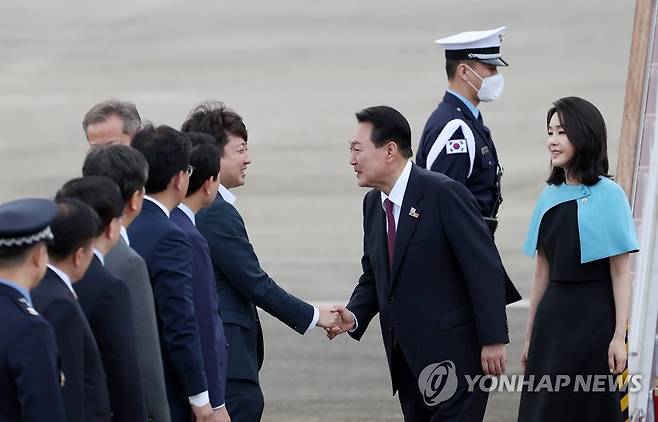 인사하는 윤석열 대통령과 국민의힘 이준석 대표 (성남=연합뉴스) 안정원 기자 =  윤석열 대통령이 지난 1일 북대서양조약기구(NATO·나토) 정상회의 참석을 마치고 성남 서울공항에 도착, 국민의힘 이준석 대표와 악수하고 있다. 2022.7.1 [대통령실 제공. 재판매 및 DB금지] jeong@yna.co.kr