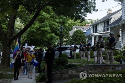 메릴랜드주 대법관 자택 앞 시위 [AFP 연합뉴스 자료사진. 재판매 및 DB 금지]