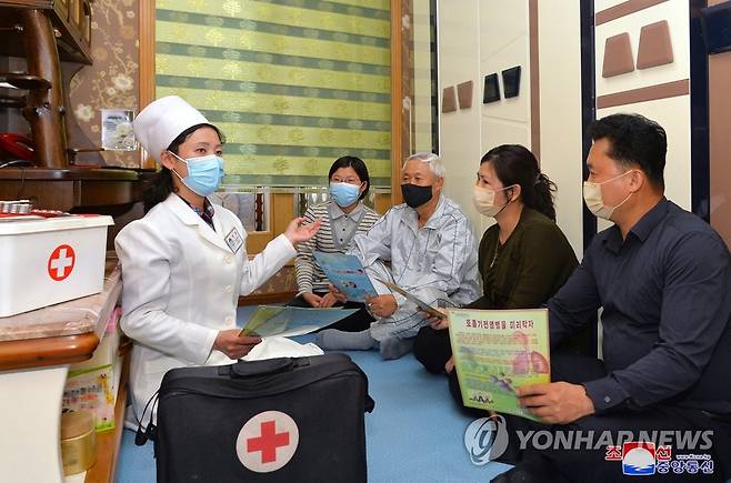 북한, 호담당의사들 주민들에 위생선전 강화 (평양 조선중앙통신=연합뉴스) 북한 조선중앙통신은 지난 5월 17일 북한 평양시 모란봉구역 북새종합진료소의 호담당의사들이 주민들에 대한 검병검진과 위생선전사업을 책임적으로 진행하고있다고 보도했다. [국내에서만 사용가능. 재배포 금지. For Use Only in the Republic of Korea. No Redistribution]