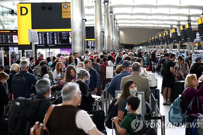 승객들로 붐비는 런던 히드로 공항 [로이터 연합뉴스 자료사진. 재배포 및 DB 금지]