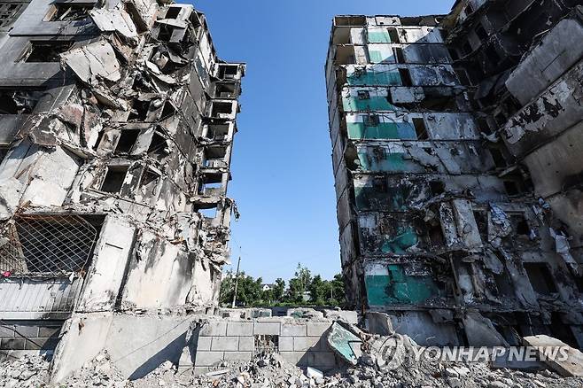 러시아 공격으로 가운데가 무너져 내린 보로디안카 지역 아파트 [연합뉴스 자료사진]