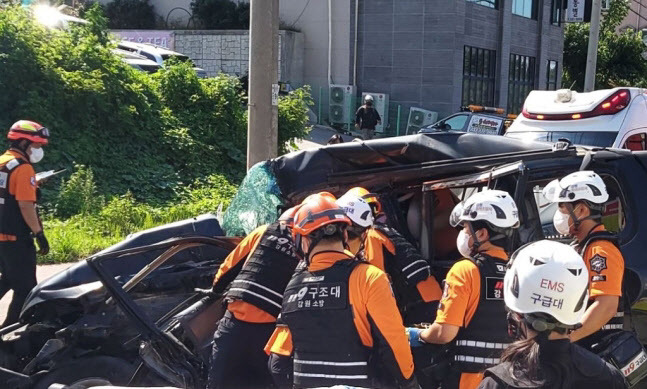 지난달 24일 오후 3시 38분께 강원도 동해시 천곡동 인근에서 신호를 위반한 25t 덤프트럭에 SUV가 치이는 사고가 발생했다. (사진=강원도소방본부 제공)