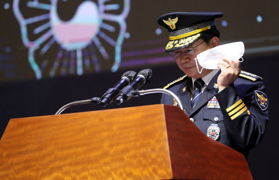 김창룡 경찰청장이 지난 5월 6일 충주 중앙경찰학교에서 열린 신임경찰 제309기 졸업식에서 축사하기 전 마스크를 벗고 있다. (사진=연합뉴스)