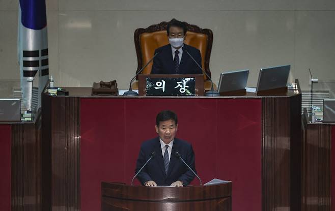 21대 국회 후반기 국회의장에 선출된 김진표 더불어민주당 의원이 4일 서울 여의도 국회에서 열린 본회의에서 인사말을 하고 있다. (사진= 노진환 기자)