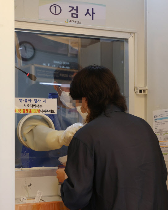 3일 한 시민이 서울 시내 선별진료소에서 코로나19 검사를 받고 있다. (사진=연합뉴스)
