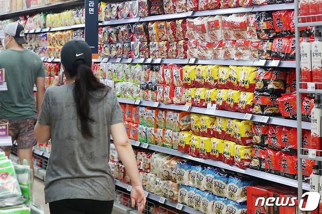 서울의 한 대형마트 가공식품 코너에서 시민들이 장을 보고 있다. © News1 민경석 기자